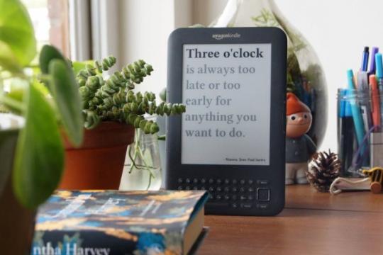 This hack turns your old Kindle into a clock