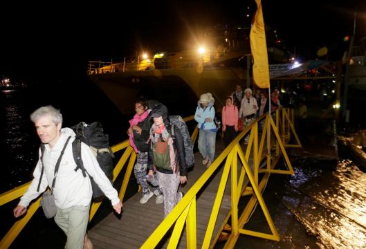 Tourists flee Indonesia's Lombok island after earthquake kills 98