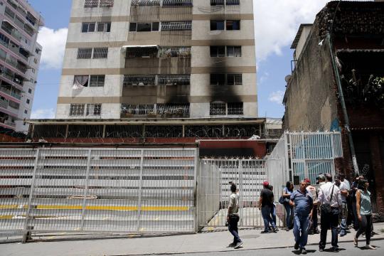 Moradores de prédio atingido por drone explosivo em Caracas relatam medo