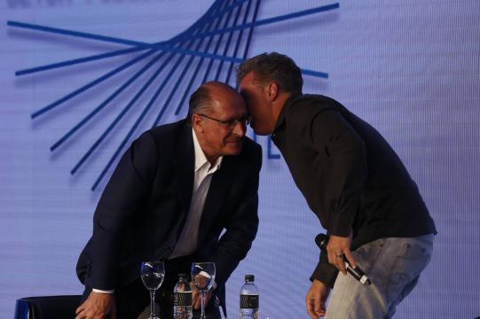 Angélica ri de gafe de Alckmin e diz que, como Huck, flerta com Marina