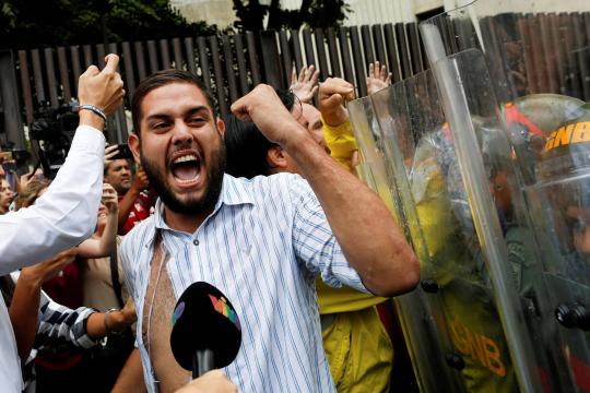 Deputado opositor acusado por Maduro de suposto ataque é preso na Venezuela