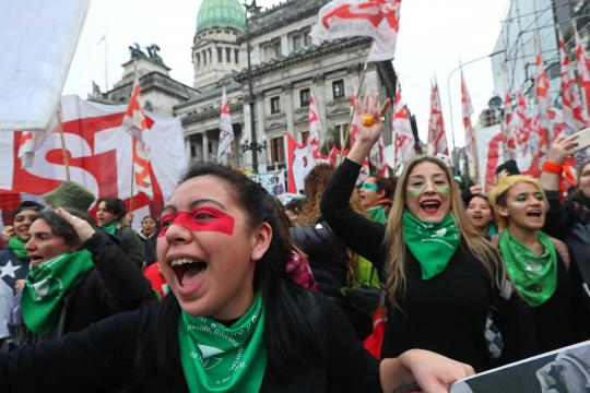 Sessão do aborto na Argentina inicia com ampliação da vantagem do 'não'