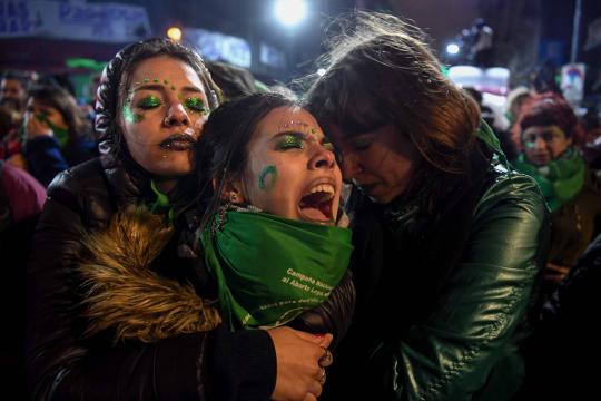 Senado derruba lei do aborto na Argentina