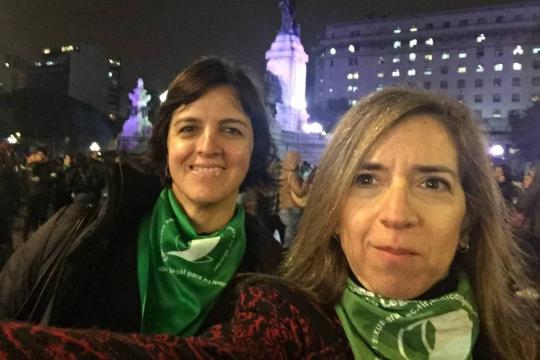 Ativistas argentinas da lei do aborto lamentam, e defensores do veto festejam
