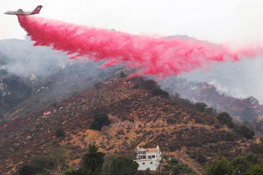 Incêndio na Califórnia ameaça milhares de casas no sul do estado