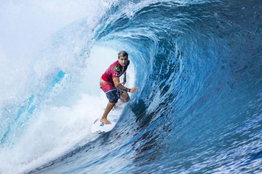 Começo dramático em Teahupoo tem vitória de Medina, Toledo e Ítalo