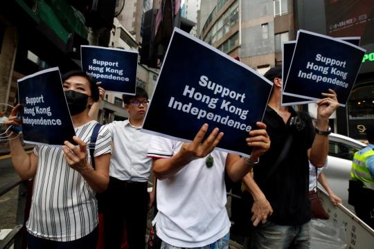 Pro-China groups rally outside HK press club ahead of activist's speech