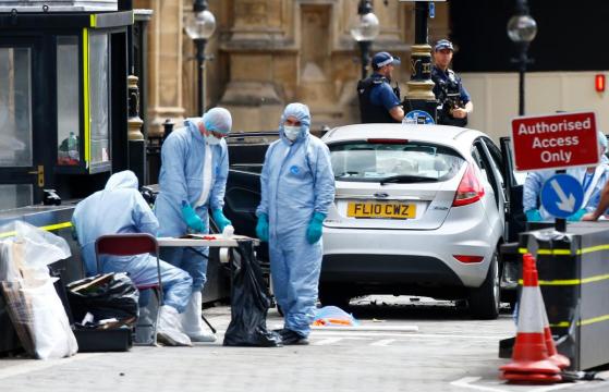 Car hits pedestrians in suspected terrorist attack at UK parliament