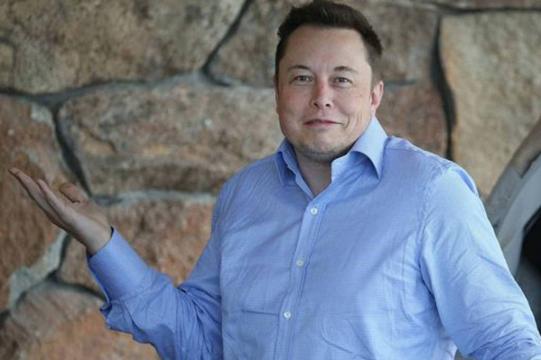 Elon Musk detalha consequências de tuíte e diz ter um ano sofrido