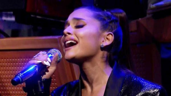 Ariana Grande Pays An EMOTIONAL Tribute To Aretha Franklin On The Tonight Show