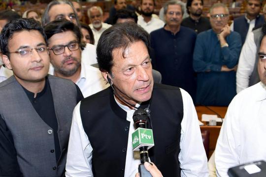 Ex-campeão de críquete Imran Khan é confirmado premiê do Paquistão