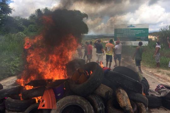 Venezuelanos e brasileiros se confrontam nas ruas de cidade de Roraima