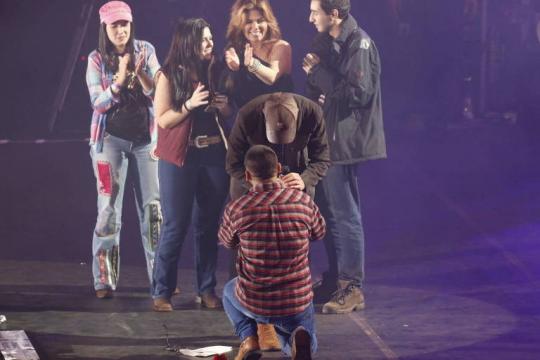 Fã de Shania Twain pede namorado em casamento durante show da cantora no Festival de Barretos