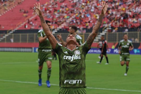 Com dois de Deyverson, Palmeiras vence o Vitória e iguala marca de 26 anos