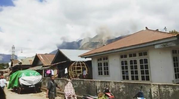 Series of quakes rocks Indonesia's Lombok, causing panic