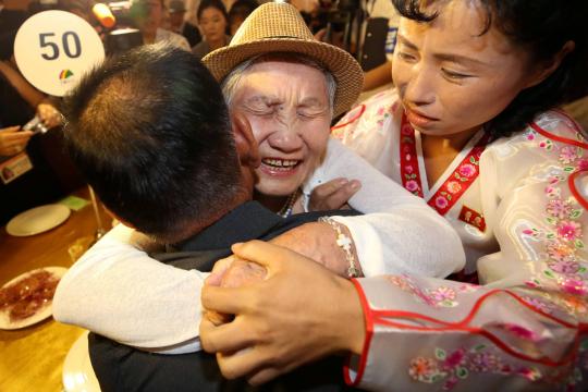 Entre choro e abraço, famílias separadas pela guerra se reencontram na Coreia