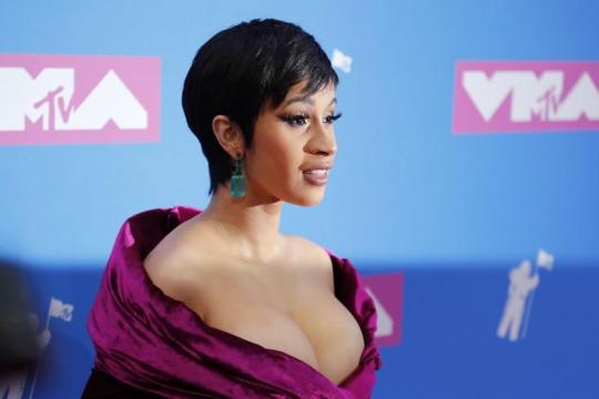 Cardi B, Ariana Grande grab attention as VMAs take on immigration