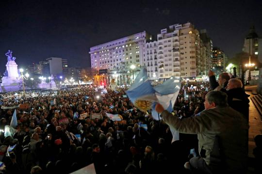 Milhares protestam para pedir retirada de imunidade de Cristina Kirchner