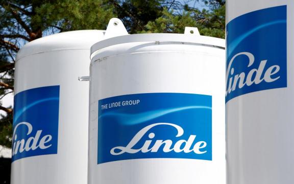 Linde says Praxair merger hits antitrust hurdle, talks continue