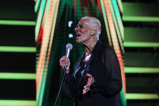 Em São Paulo, Dionne Warwick canta seus hits e se arrisca na bossa nova