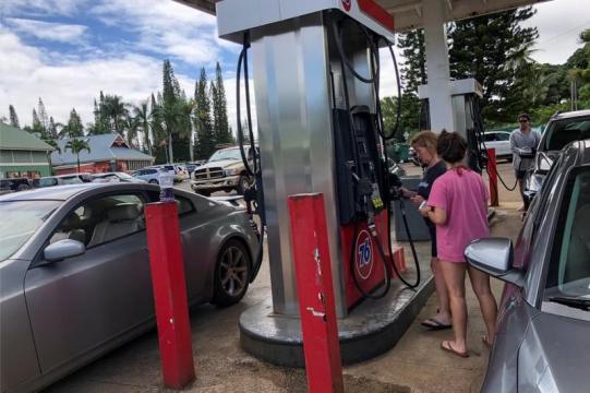 Approaching hurricane sparks runs in Hawaii on plywood, water and gasoline