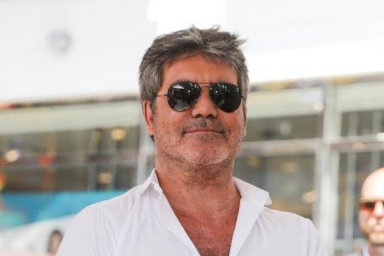 Produtor de estrelas Simon Cowell conquista espaço na Calçada da Fama de Hollywood