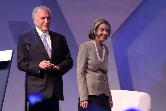 Fora da agenda, Temer discute aumento salarial com ministros do STF