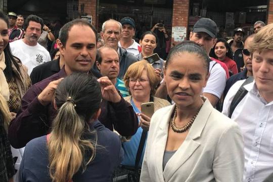 Em estreia nas ruas, Marina Silva volta a criticar 'velha política' e alianças partidárias