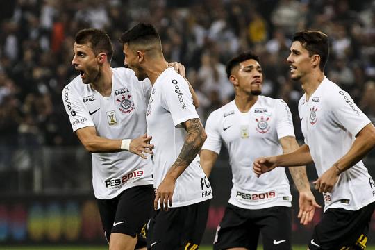 Corinthians vence Paraná e quebra sequência negativa no Brasileiro