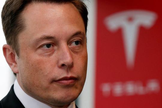 Como duas decisões de Musk colocaram a Tesla em dificuldades