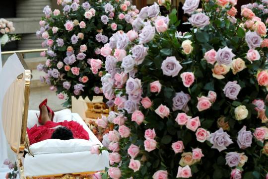 Fans of Aretha Franklin pay respects before Detroit funeral