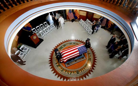 Arizona residents line up to mourn Senator John McCain