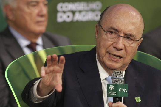 Na contramão de adversários, Meirelles se diz contra armas no campo