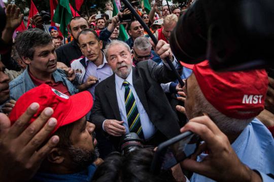 No rádio, Lula aparece candidato e Bolsonaro vira alvo de Alckmin