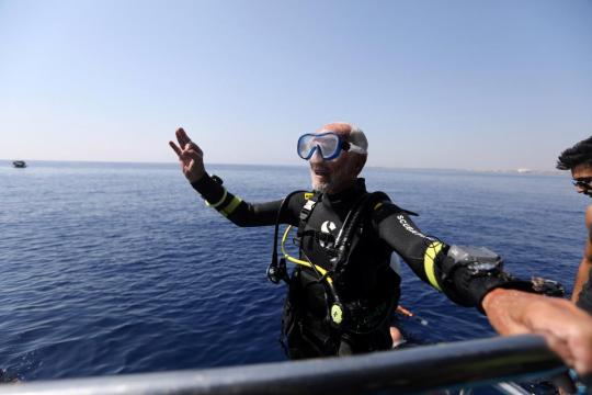 At 95, WW2 vet breaks own record as oldest scuba diver