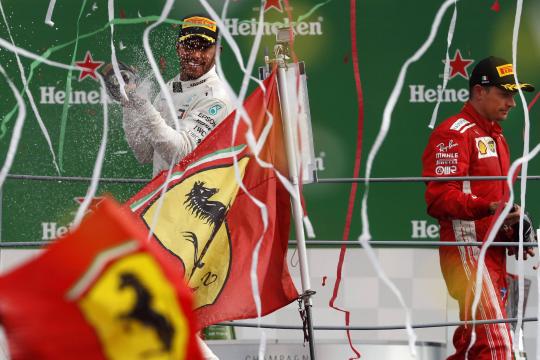 Hamilton colide com Vettel, frustra festa da Ferrari e vence em Monza