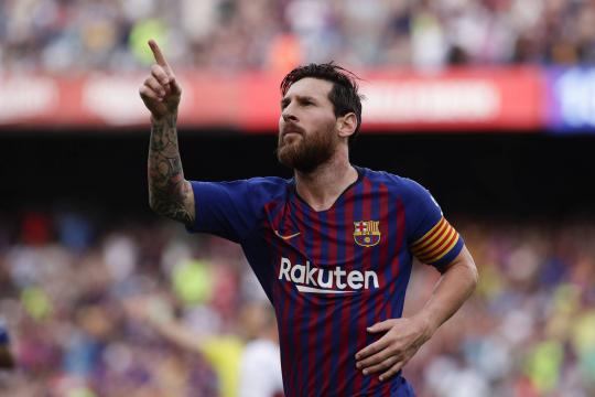 Messi brilha em goleada e Barcelona assume liderança do Espanhol