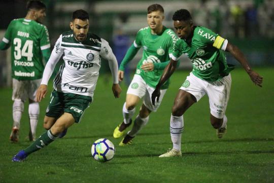 Palmeiras vence Chapecoense e segue na disputa do título brasileiro