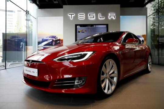 Electric Mercedes opens German assault on Tesla