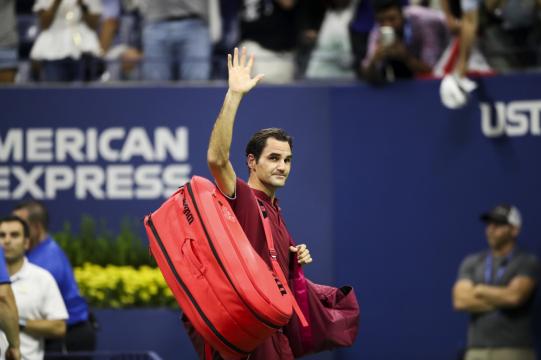 Erros em profusão e coragem de rival decretam queda de Federer nos EUA