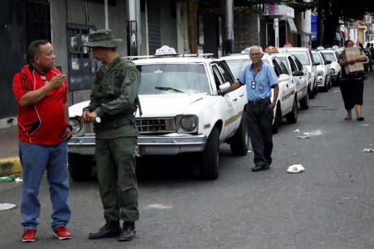 Venezuelan drivers face long lines for fuel as new payment system flops