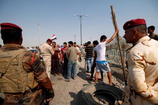 Main Iraqi port closed as one dies, 25 injured in Basra protests