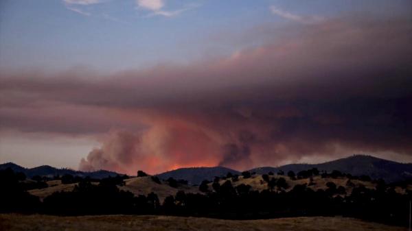 Crews fight to outflank raging Northern California wildfire