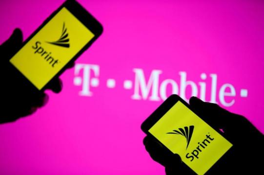 FCC pauses review of T-Mobile, Sprint merger