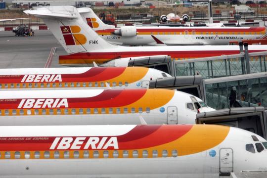 Avião que ia de Nova York a Madri faz pouso forçado após problema no motor