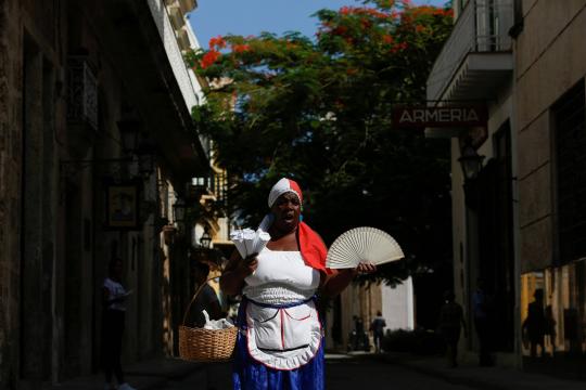Ambulantes usam ritmos da salsa e do reggaeton para vender produtos nas ruas de Havana, em Cuba