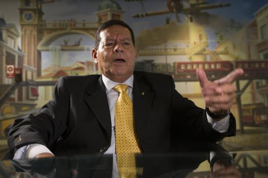 Vice de Bolsonaro defende nova Constituição sem Constituinte