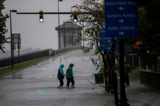 Hurricane Florence makes landfall, set to deluge Carolinas