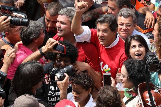 Em comício, Haddad interrompe canto em seu nome e exalta legado de Lula