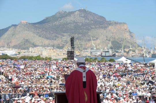 'Brothers and sisters' of the Mafia, repent, pope says in Sicily